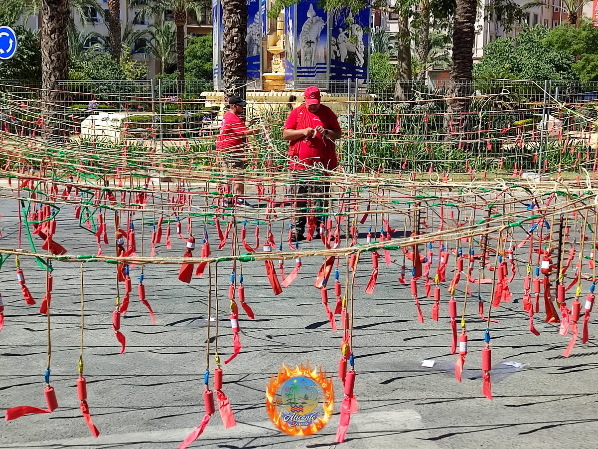 AlicanteDirecto's tweet photo. 🔹 La Pirotecnia Alto Palancia pone el broche de oro con su mascletá dando por concluido el ciclo de disparos pirotécnicos en el día de San Juan, recibiendo una gran ovación más que merecida, que levantó en aplausos a todo el público asistente en la Plaza de los Luceros. https://t.co/1AtGOuvLvq