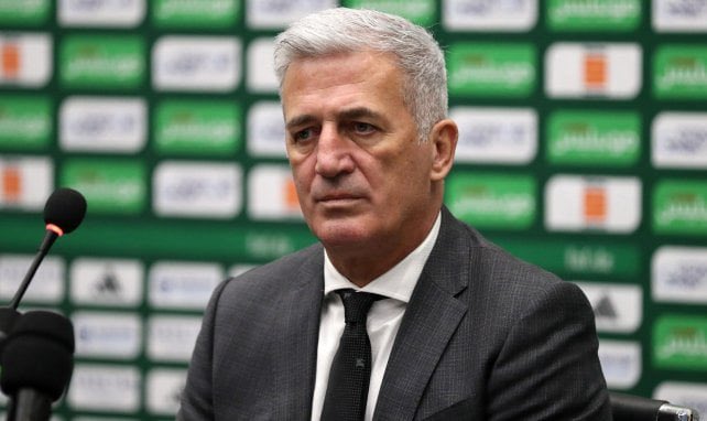 DzFootball_'s tweet photo. 🚨🚨💣 Vladimir Petković pourrait quitter son poste même en cas de qualification ! 🤯

À moins d’un changement majeur dans sa gestion du groupe , son avenir à la tête de la sélection semble de plus en plus compromis.😳

la FAF ferait de Hervé Renard 🇫🇷 sa cible prioritaire. 👀 https://t.co/hmBOOMCKuy