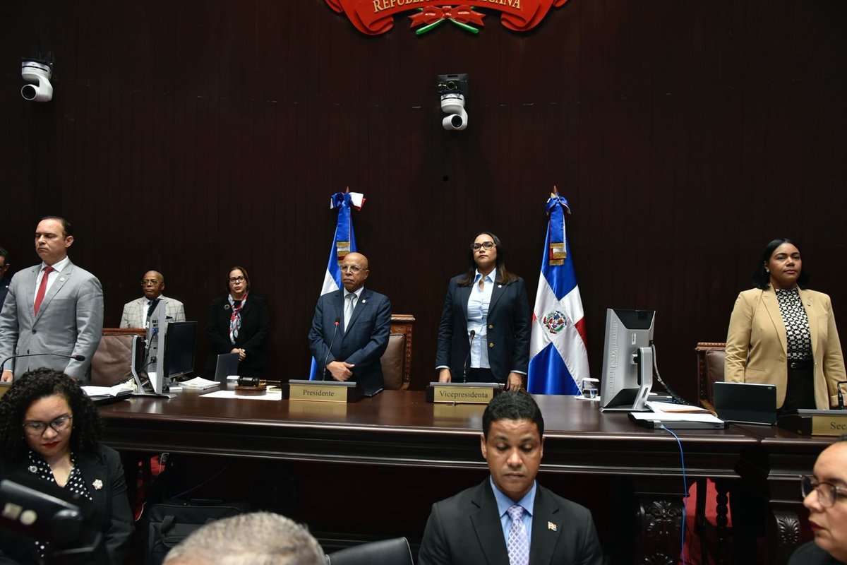 DiputadosRD's tweet photo. Minuto de silencio en memoria del licenciado Raymundo Tirado Calcaño. #DiputadosRD https://t.co/A6GJ8SG41m