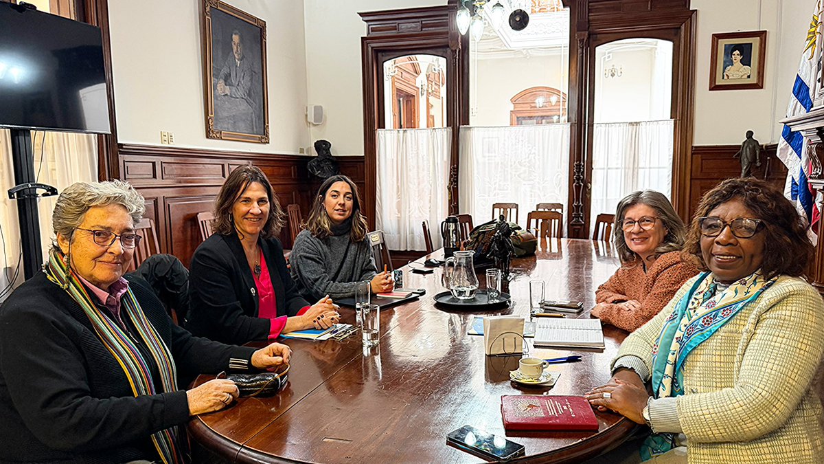 gloriasaravista's tweet photo. En la Sala del Directorio del Partido Nacional, la Comisión de Género presidida por la Ing. Silvana Olivera @solivera2 de la Secretaría de Derechos Humanos, recibió, a solicitud de ONU Mujeres, a Magdalena Furtado Coordinadora País, junto a Micaela Cal y Lucy Garrido, quienes presentaron un proyecto nacional orientado a promover la equidad de género y la paridad.