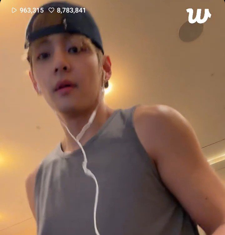 kayyourss's tweet photo. TAEHYUNG WEARING A BACKWARDS CAP WHILE WORKING OUT IN A SLEEVELESS IS ACTUALLY INSANE LIKE WHAT DO U MEAN I'M SUPPOSED TO LOOK AT THIS &amp;&amp; STAY CALM ?????????? https://t.co/SQrhZzQQpB