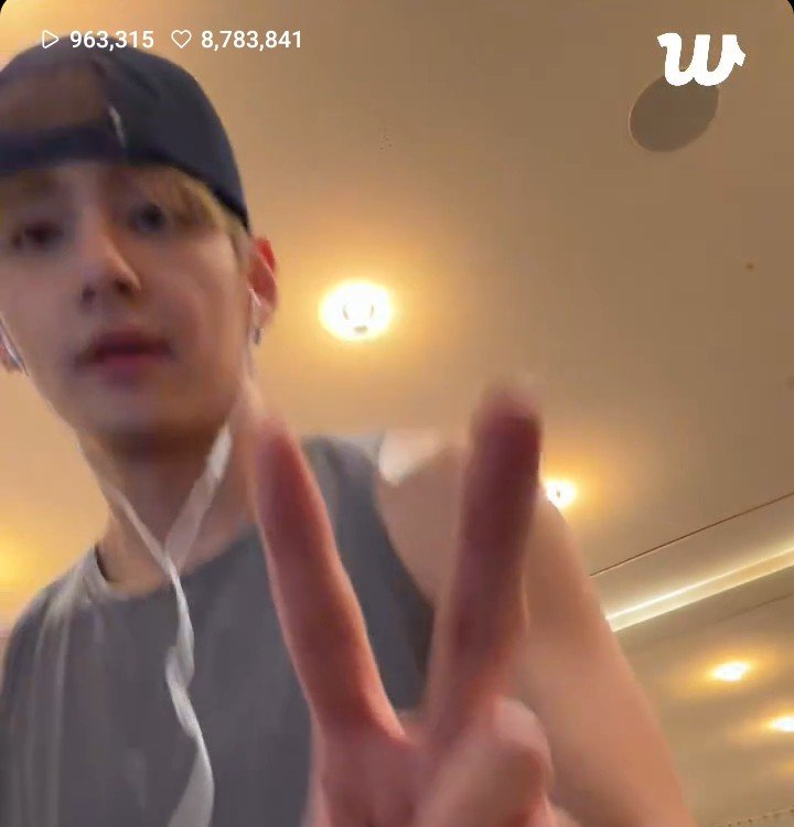 kayyourss's tweet photo. TAEHYUNG WEARING A BACKWARDS CAP WHILE WORKING OUT IN A SLEEVELESS IS ACTUALLY INSANE LIKE WHAT DO U MEAN I'M SUPPOSED TO LOOK AT THIS &amp;&amp; STAY CALM ?????????? https://t.co/SQrhZzQQpB