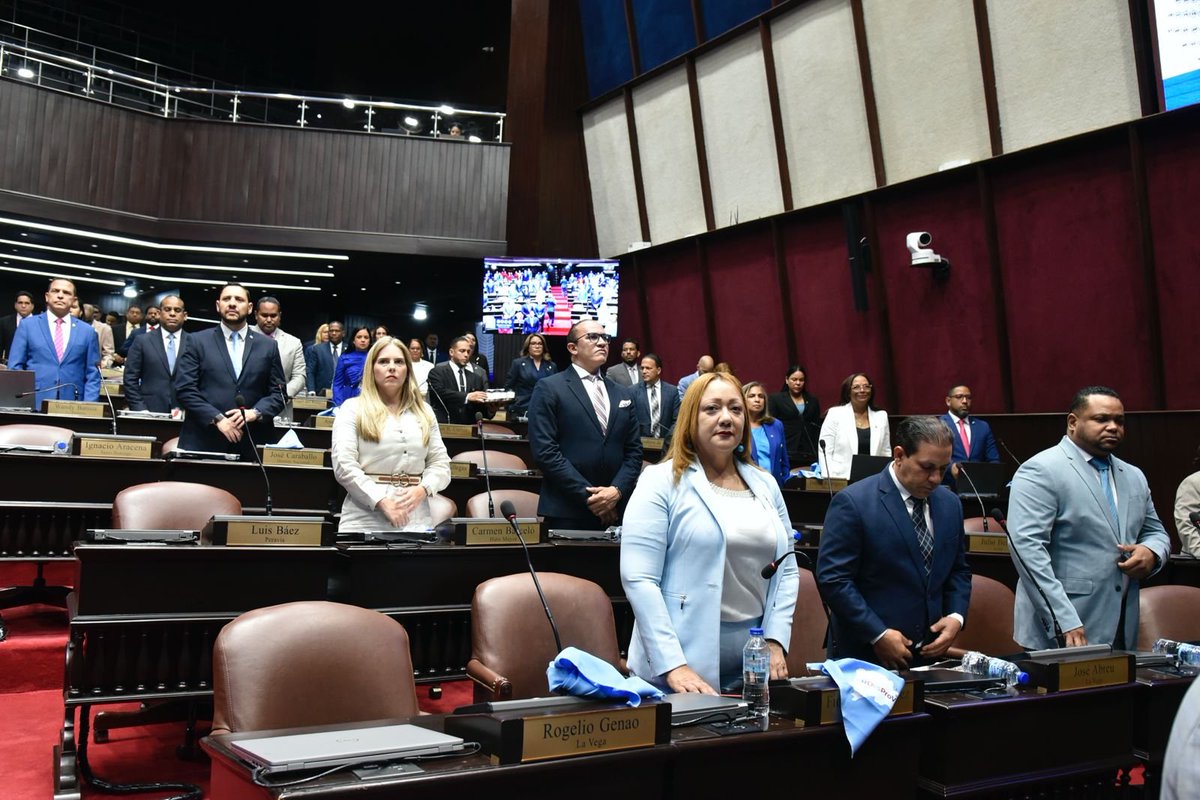 DiputadosRD's tweet photo. Minuto de silencio en memoria del licenciado Raymundo Tirado Calcaño. #DiputadosRD https://t.co/A6GJ8SG41m