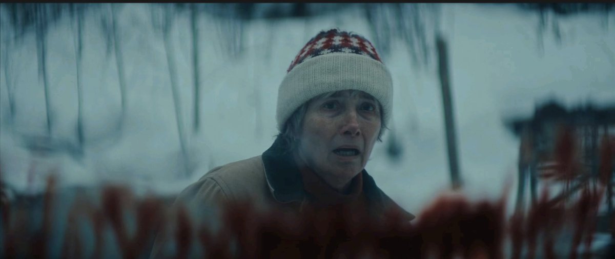 alissonmt451's tweet photo. 45/100 O FRIO DA MORTE (2025)

Uma idosa se vê perdida na floresta gelada do Minnesota, em pleno inverno. Ao buscar auxílio, se depara com criminosos que mantém uma adolescente em cativeiro.

Em uma região sem sinal, ela terá que usar as poucas armas que tem para salvar a jovem. https://t.co/yVDOYT0Yow