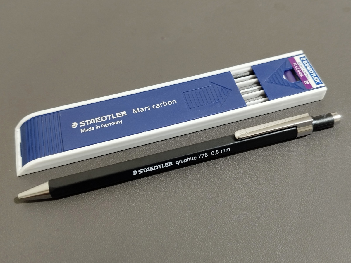 JDanuel_S's tweet photo. Staedtler Graphite 778
I don't come across hexagonal mechanical pencils often. I like the overall look and feel, and it goes well with the Mars Technico. https://t.co/DDbvFxgUTI