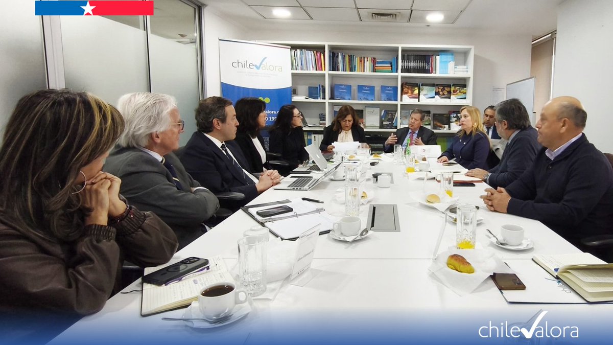 chilevalora's tweet photo. Hoy se realizó la 185ª sesión ordinaria del Directorio Tripartito de ChileValora, instancia en la que se evalúa el estado de avance de la institución y sus principales desafíos, para seguir fortaleciendo los procesos de certificación de competencias laborales. https://t.co/UNCyza2zQH
