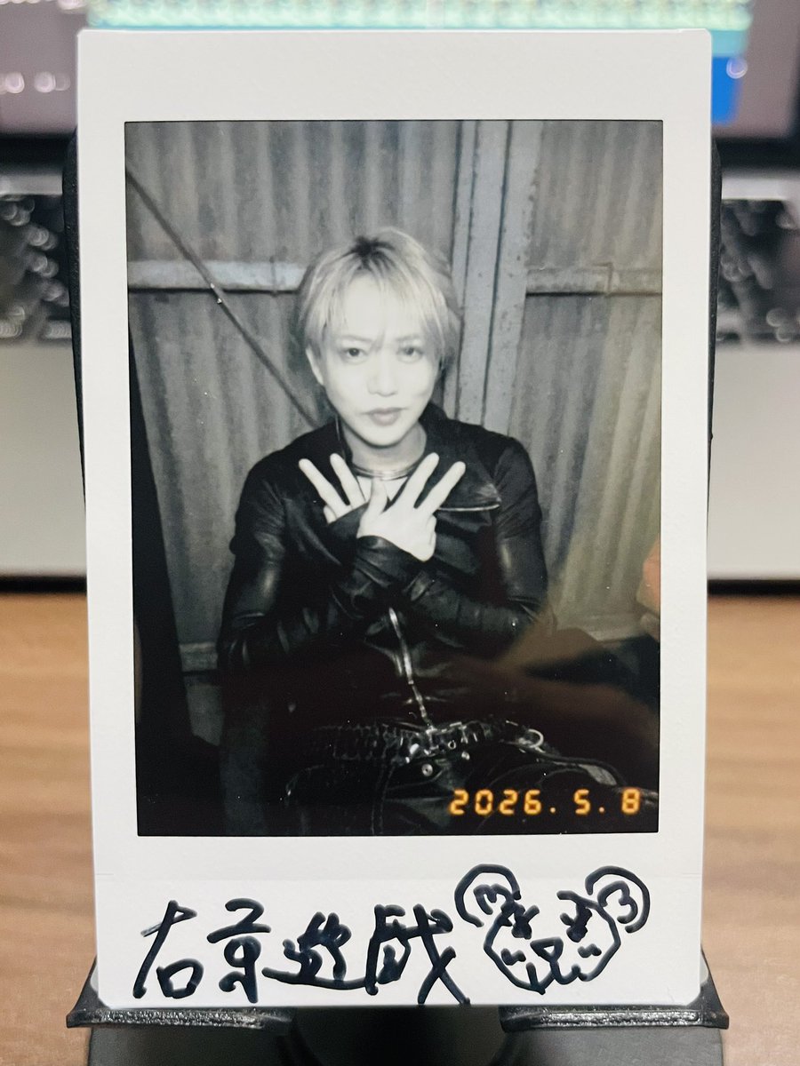 tosyo_sns's tweet photo. 大好きなホストのチェキ届いたー！
右京さん本当にありがとうございます🙇

#冬月 #ユグドラシル #右京遊戯 #VALHALA https://t.co/T8lQaNQrKY