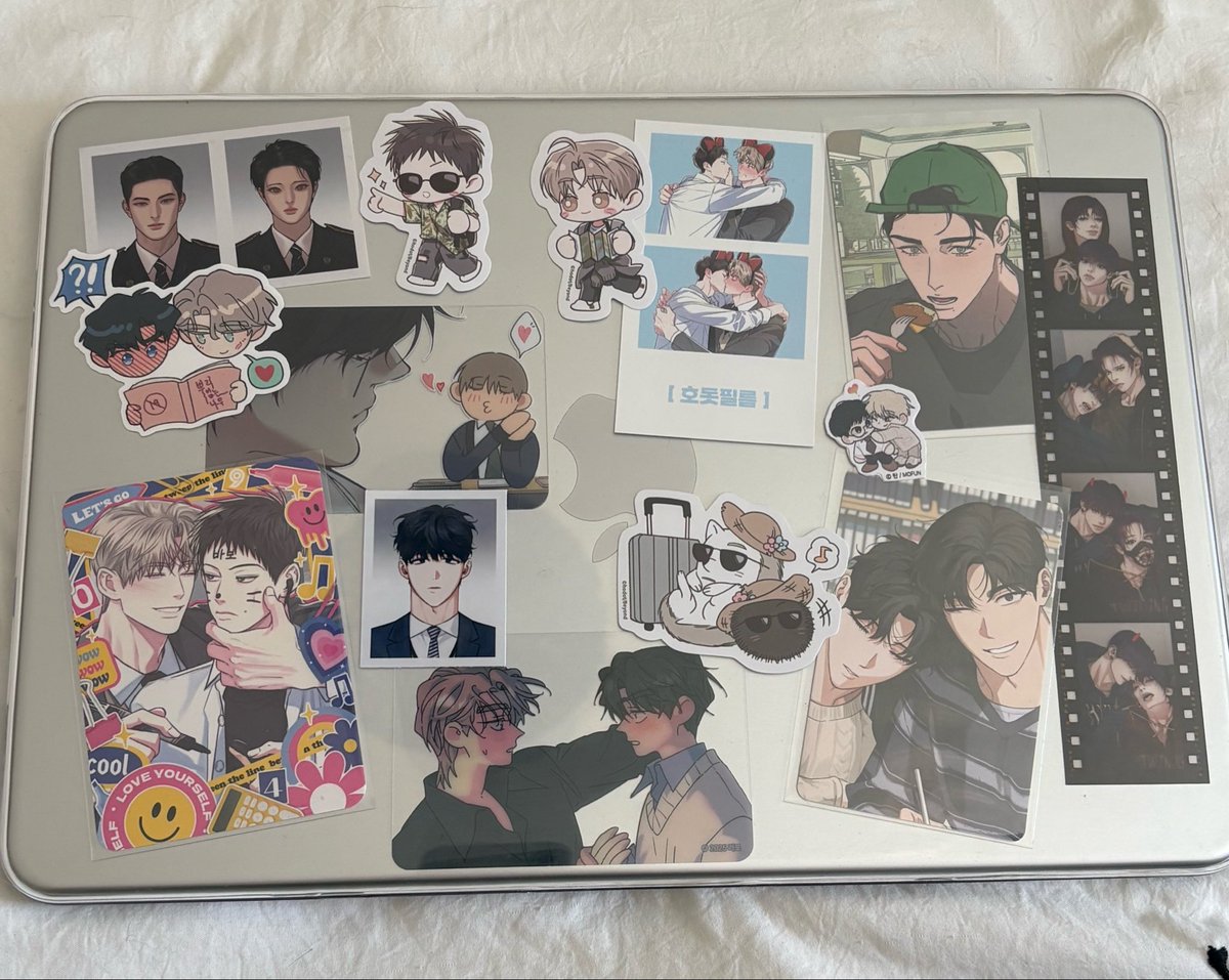 ukekitties's tweet photo. decoré mi mac con merch yaoi :3 https://t.co/qciWpDJmT8