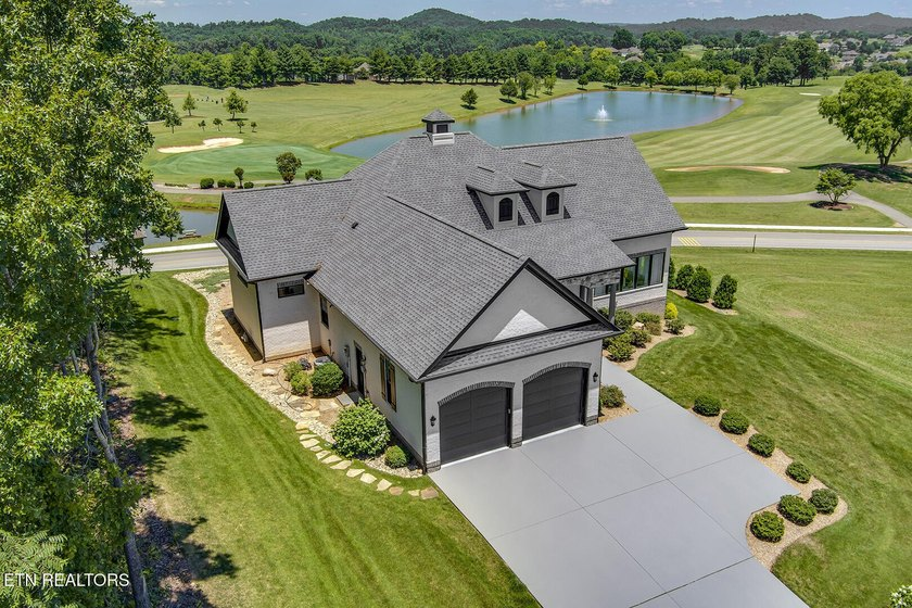 GolfRealtyLINKS's tweet photo. ⛳TENNESSEE Golf Living at its Finest!                
Vonore, TN / Rarity Bay Golf Club                   
3 BR / 2 BA / 2200 SQ FT / $989,000           
More Info >https://t.co/x8UeJLe8uw 
#golfliving #golfhome #golfcoursehome https://t.co/Kov0Y8rNGS