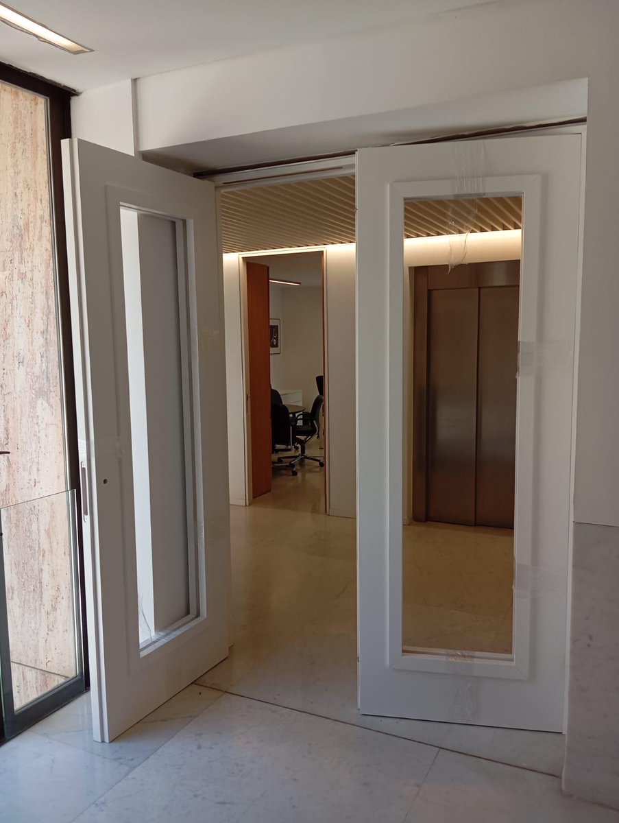 PuertasDayfor's tweet photo. La mejor ingeniería es la que pasa desapercibida. 🚪

Puerta doble de madera EI60 Is1 B con amplia superficie vidriada, herrajes ocultos y altas prestaciones técnicas para el Palacio de San Telmo.

Seguridad, diseño e innovación en una misma solución.

#DAYFOR #EI60 #Arquitectura https://t.co/J6iqHs39kx