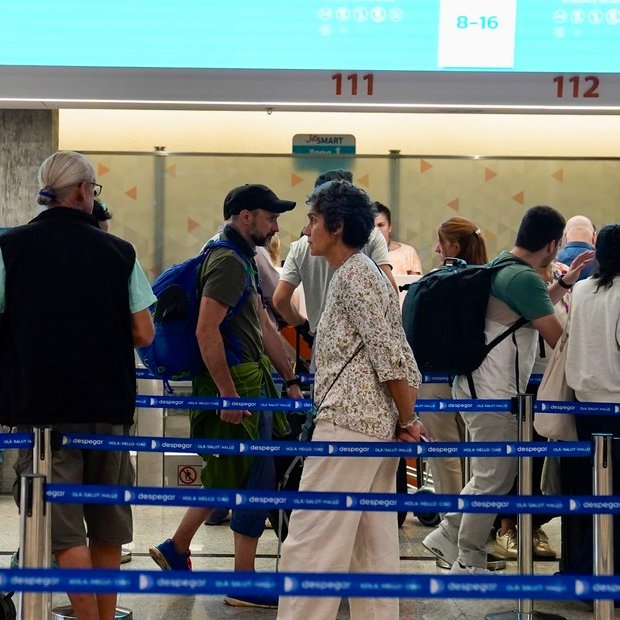 clarincom's tweet photo. EL GOBIERNO AUMENTÓ UNA TASA AEROPORTUARIA Y VIAJAR EN AVIÓN SERÁ MÁS CARO

Lectura rápida
Se actualizó la tasa de seguridad de la aviación que financia el servicio de la Policía de Seguridad Aeroportuaria. No se ajustaba desde enero de 2023. El nuevo valor entrará en vigencia el sábado 27 de junio.

El aumento
La tasa subirá 563%, de $260 a $1.750 para vuelos de cabotaje, mientras que se mantendrá en US$1,40 para los internacionales. El Ministerio de Seguridad justificó el ajuste por el "incremento significativo de los costos operativos" del servicio.

No es el primer aumento del año
En mayo, otra tasa aeroportuaria había pasado de $20 a $6.500 en vuelos de cabotaje, una suba de 325 veces. En vuelos regionales subió 13,5% y en internacionales 12,5%. Estos ajustes se sumaron al alza del precio del petróleo por el conflicto en Medio Oriente, que encareció los pasajes casi 30% entre marzo y mayo.

Alerta regional
La Asociación Latinoamericana y del Caribe de Transporte Aéreo (ALTA) advirtió que la combinación de costos resulta "particularmente asfixiante" para la industria. Según la entidad, antes del nuevo aumento un pasajero argentino ya pagaba hasta seis veces más en tasas e impuestos que sus pares regionales: un pasaje de Buenos Aires a Miami paga unos 76 dólares de tasas, frente a 12,9 dólares desde San Pablo y 25 dólares desde Santiago de Chile.

(+) en Clarín: https://t.co/oc5U38HvWD