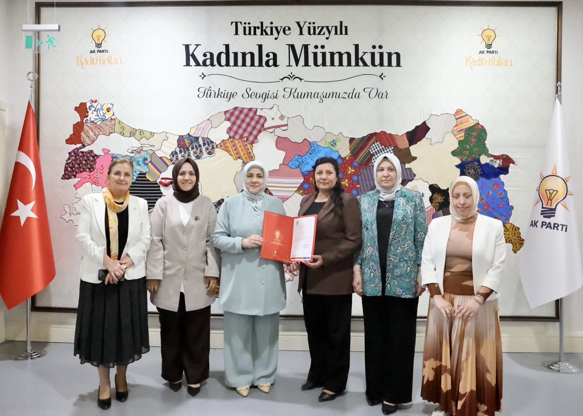 AKKADINGM's tweet photo. 📍 AK Parti Genel Merkez

Şanlıurfa ili, Suruç ilçe Kadın Kolları Başkanlığına atanan Sibel Güneş’e mazbatası, Başkanımız @tugbaisikercan tarafından teslim edilmiştir.

Görevi devreden Başkanımız Fatma Ergün’e, bugüne kadar göstermiş olduğu özverili çalışmalar ve gayretleri dolayısıyla teşekkür ediyor; yeni görevlendirilen Başkanımıza muvaffakiyetler diliyoruz.