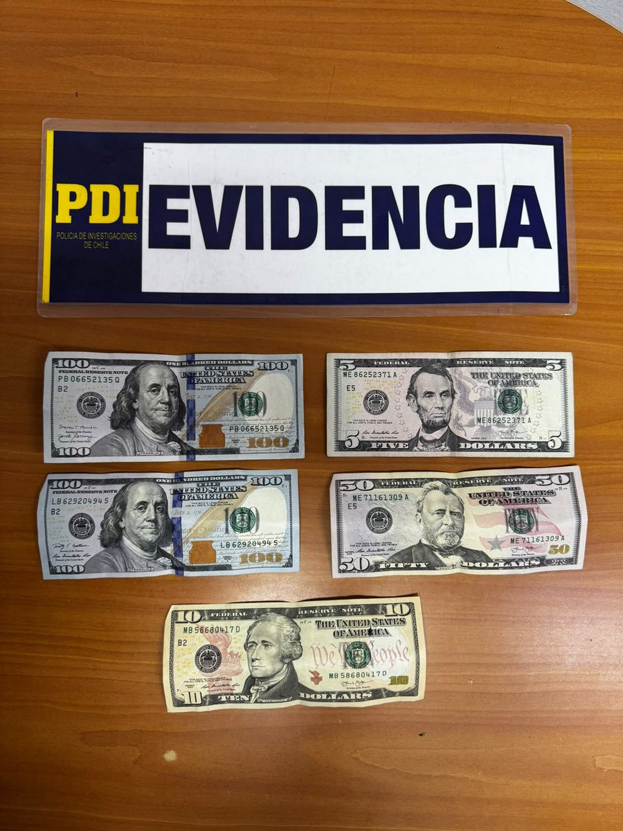 PDI_Arica's tweet photo. El trabajo de este Grupo Operativo permitió establecer la responsabilidad de los imputados en el ilícito, mediante las entrevistas a las víctimas, los comprobantes de transferencias y el dinero en efectivo incautado

#Arica #Parinacota https://t.co/zOlmWrdr8W