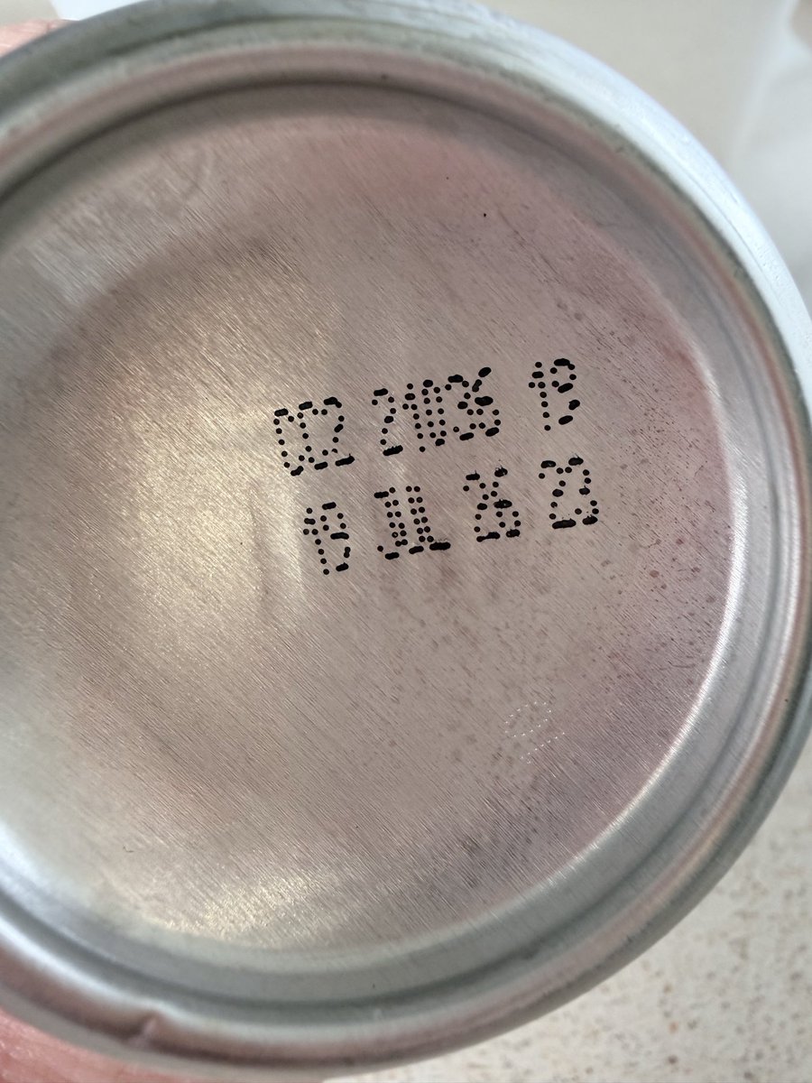 MarcelaHillebr3's tweet photo. @CocaColaAr compré un pack de latas y una vino así como vacía https://t.co/DrsN0PmUWl