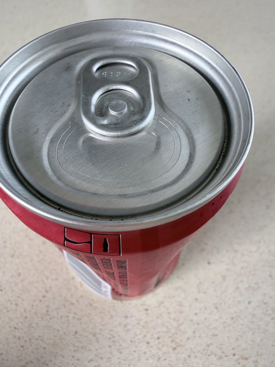 MarcelaHillebr3's tweet photo. @CocaColaAr compré un pack de latas y una vino así como vacía https://t.co/DrsN0PmUWl