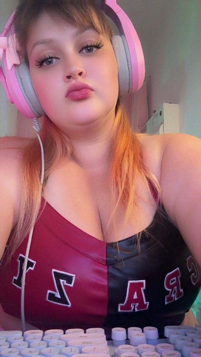 AlexiaBelle_64's tweet photo. New video out now 

https://t.co/v3UFA6HKIk

#gamergirl #fitness #bbw https://t.co/hr4me3C04L