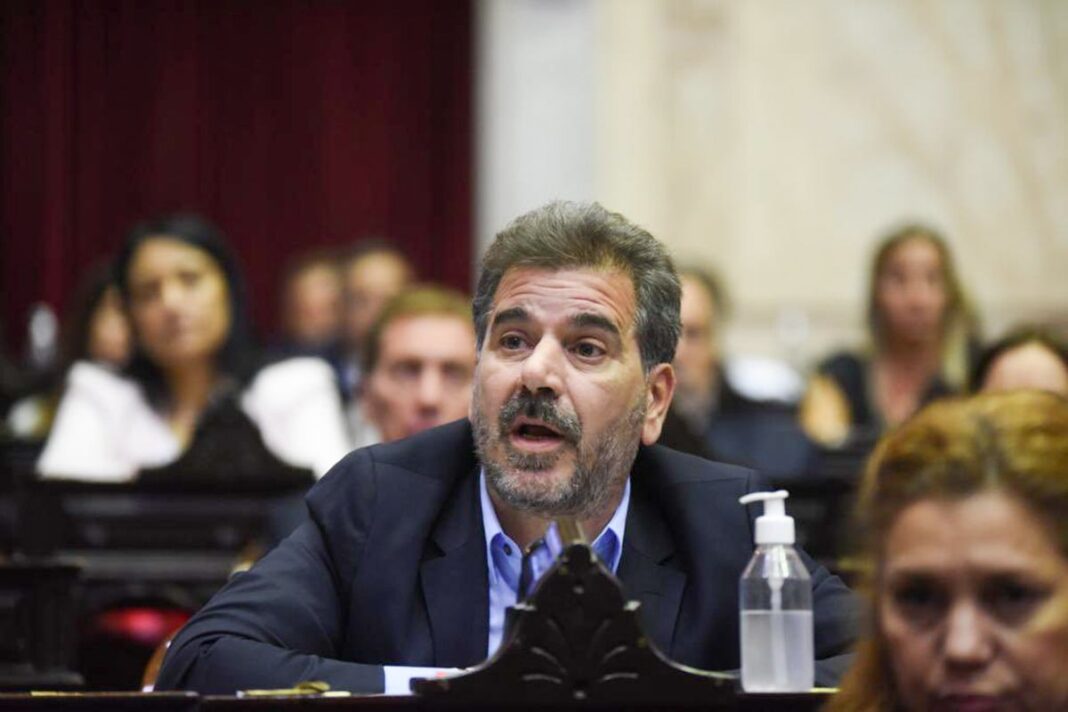 FlashPBA's tweet photo. Ritondo intentó justificar el faltazo del PRO que blindó a Adorni y lo chicanearon: “Nadie te pide tanto Cristian”
El jefe de la bancada amarilla defendió la decisión de no dar quórum para interpelar al jefe de Gabinete. https://t.co/jFDdcLKzLE