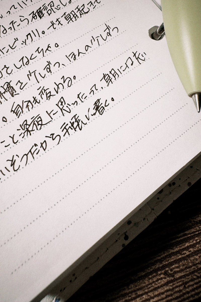 spiwish's tweet photo. 深夜の手帳活。
朝には忘れていそうなことを、深夜に思う。
忘れたくないから、手帳に記す。
少しでもこの気持ち覚えていられたら、思い出せたらいいな。 https://t.co/tUvVlhEFSl