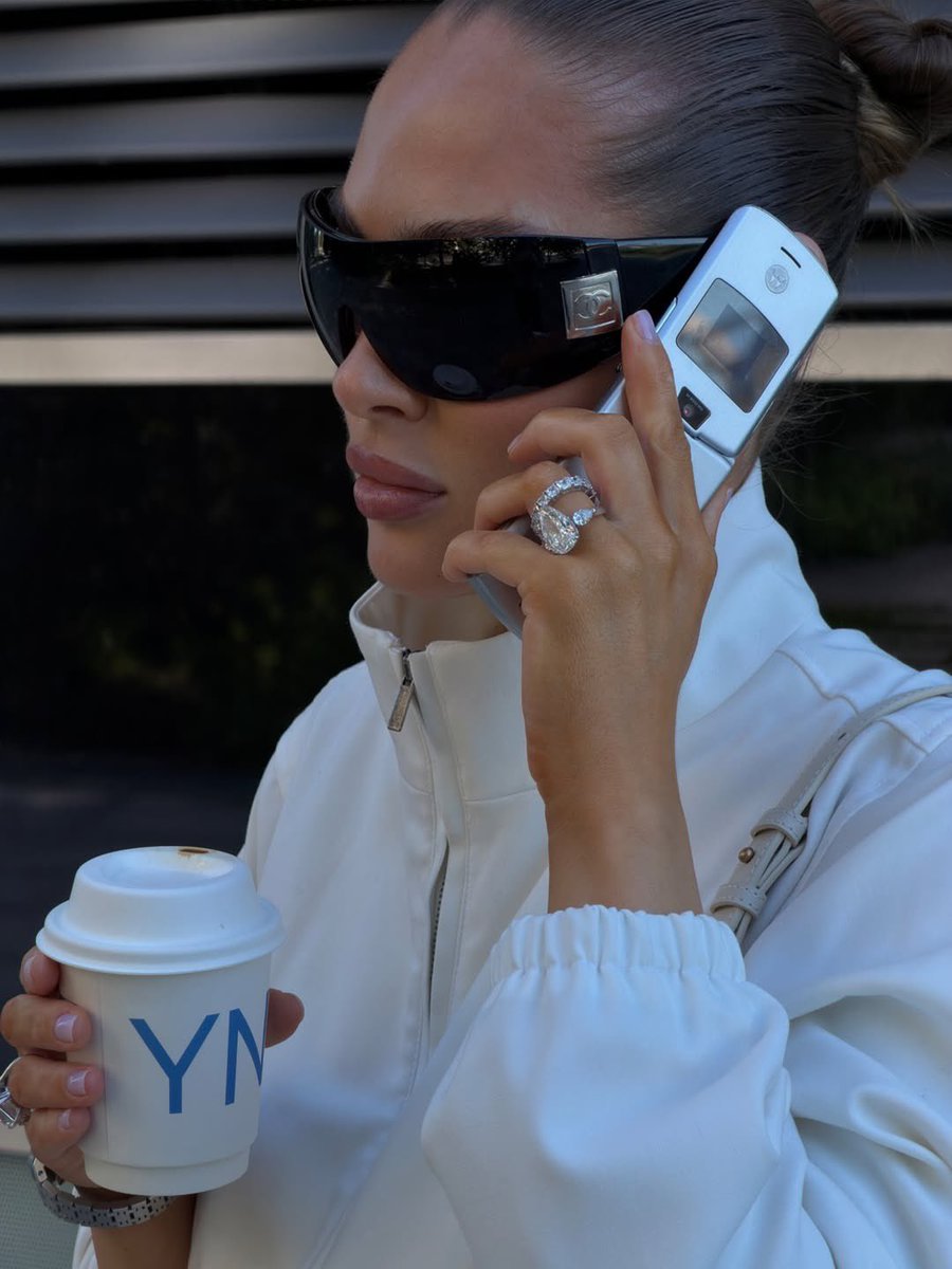 GoldenFashi's tweet photo. Flip phone are chic! https://t.co/KG2y2wP6VK