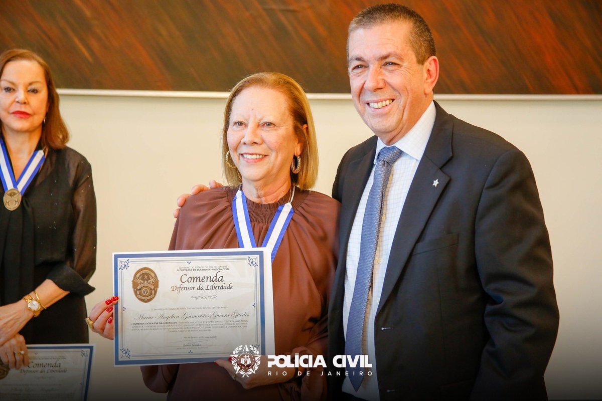 PCERJ's tweet photo. 🏅 Receberam a Comenda Defensor da Liberdade o presidente do TJRJ e governador em exercício, desembargador Ricardo Couto de Castro; a primeira vice-presidente, desembargadora Suely Lopes Magalhães; a segunda vice-presidente, desembargadora Maria Angélica Guimarães Guerra Guedes; o desembargador André Ricardo de Franciscis Ramos; e a juíza auxiliar da Presidência, Alessandra de Araujo Bilac.