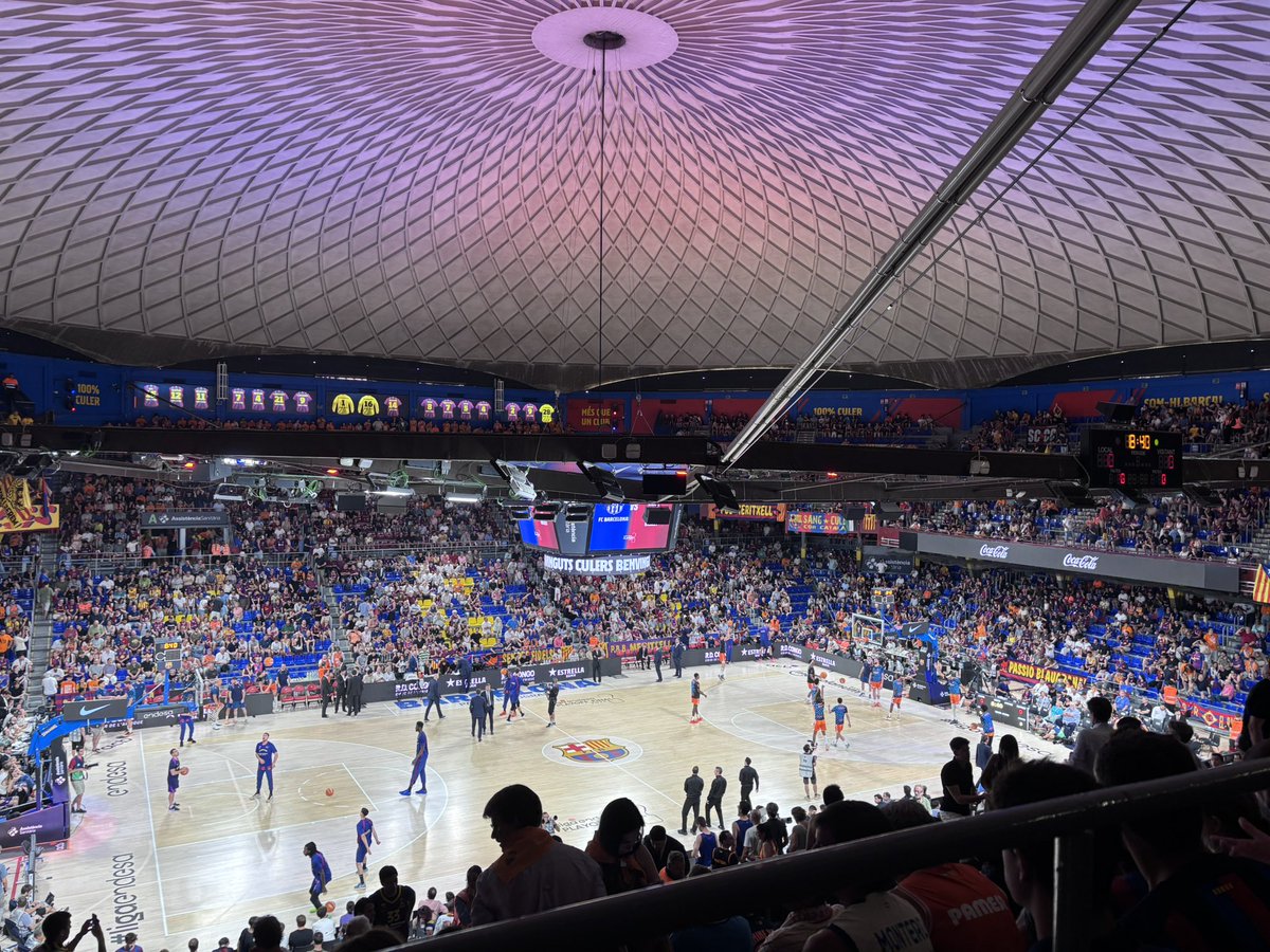 palauresist's tweet photo. Todo listo en un Palau invadido por aficionados del @valenciabasket , una vergüenza que en las entradas ponga solo aficionados del @FCBbasket y absolutamente nadie controle esto!!! INADMISIBLE!!! #playoffinal https://t.co/cOh6SwV6Ry