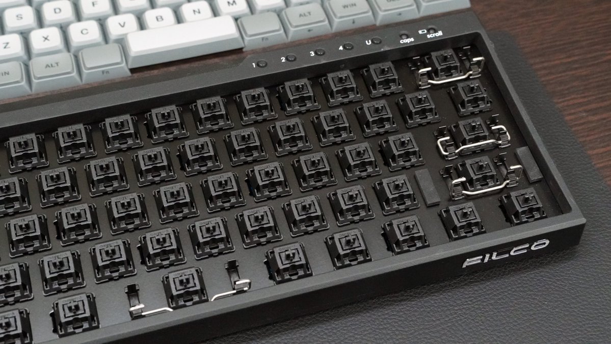filcollection's tweet photo. 【黒軸のMINILA-R】
Majestouch MINILA-R Convertibleには密かに「黒軸モデル」が存在します。
#FILCO #Majestouch
というのも、黒軸モデルは英語配列のみのラインナップで、日本語配列ユーザーにとってはマイナーな存在でした。
日本にも根強い黒軸ファンは多くいるので(私もその一人)、日本語モデルも用意してくれたらいいなと思っていました…
MINILA-Rの打鍵音は、キーキャップの特異性もあり比較的「コトコト・ポコポコ」とした感じなのですが、そこに黒軸の重厚な打鍵感が合わさることで、個人的には「至高の領域」の一品です。