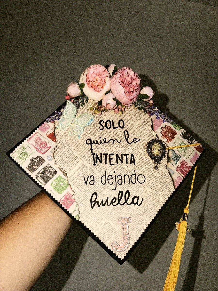 itsjimeme's tweet photo. Gracias, @Julianavelof, por ser el soundtrack de tantas etapas de mi vida. No podía imaginar una mejor quote para llevar en mi grad cap. ❤️🩹⭐️🎓
#seniors2026 #unigraduation https://t.co/aYaFPcadqO