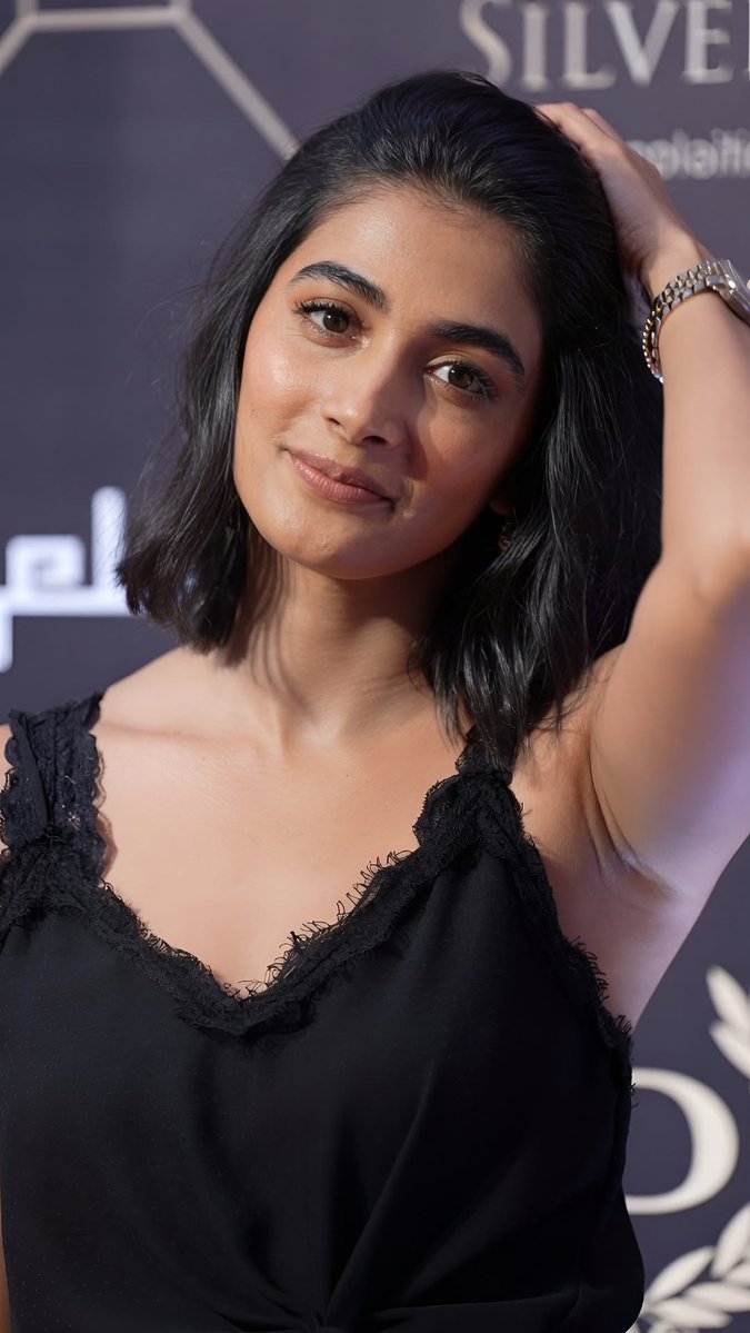stargallery2020's tweet photo. Pooja Hegde showcased a glamorous style transformation at the Bollywood Hungama Style Icons Awards. The actress paired her newly debuted wavy bob haircut with a black lace-trim camisole, an elegant two-tone watch, luminous makeup, and a subtle nude lip shade 🖤🖤🖤 https://t.co/1aQDSY4iDh