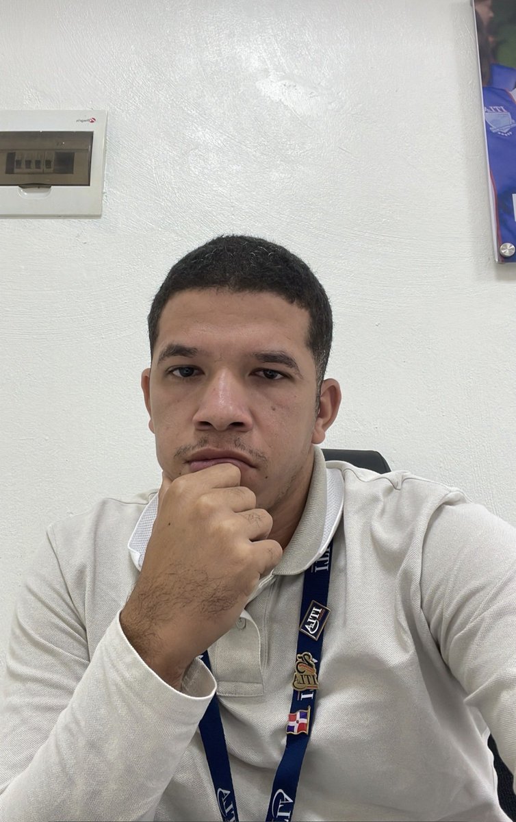 jones_x3's tweet photo. Mood serio 😂 https://t.co/8yqJPg1wQf