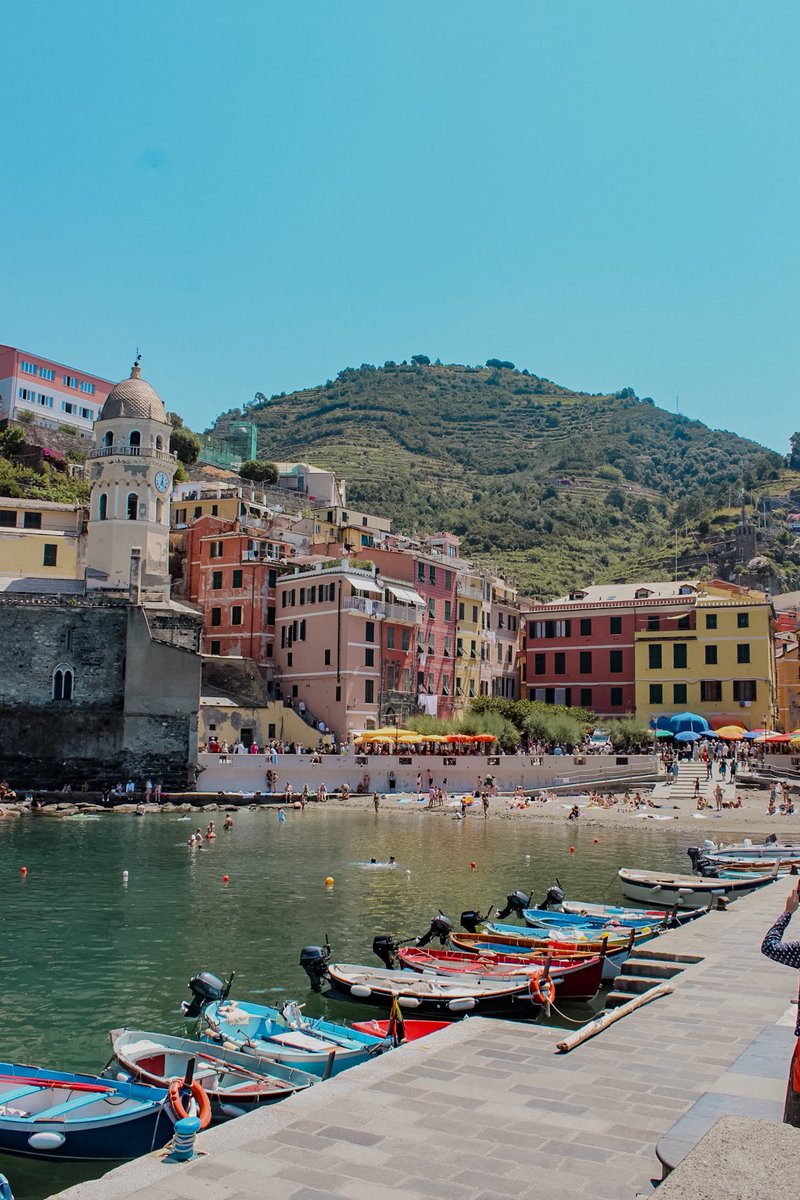 _badvisions's tweet photo. Sogno realizzato di vedere le Cinque Terre 🩵
Desideravo venire qui da 12 anni, quando Montale mi ha fatto innamorare di questi posti attraverso le sue poesie. Stavo per piangere, lo ammetto. 🥹 https://t.co/TyYNktsfxp