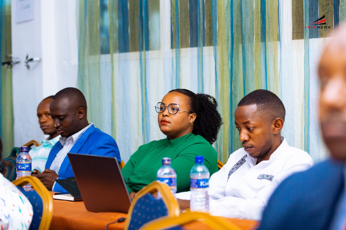 IrisNews_'s tweet photo. 🎤 Comme précisé par Dr @ArseneMugenzi DG  de l’@ARMC_Bdi par ce concours ARMC vise à faire découvrir aux étudiants un secteur encore peu connu mais appelé à jouer un rôle croissant dans le financement de l'économie du #Burundi.

🏆 Ledit concours se déroule de juillet à septembre prochains. Au menu : dissertations, présentations et analyses sur le marché des capitaux. 

#Burundi #UniversityChallenge #Finance #University #IrisNews