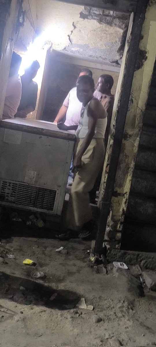 KhanMbd31193's tweet photo. उत्तर प्रदेश के मुरादाबाद में आबकारी विभाग के नियमों की खुलेआम धज्जियां उड़ाई जा रही है कपूर कंपनी स्थित देसी शराब की दुकान निर्धारित समय सीमा समाप्त होने के बाद भी रात 10:30 बजे तक संचालित @UPGovtSports @AbkariUP @UPExcise
​@CMOfficup https://t.co/Ks8txD12gn