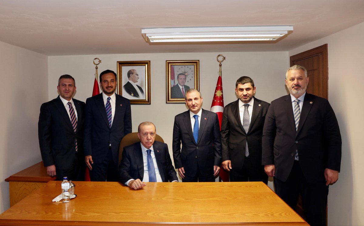 ayhanusdi's tweet photo. Cumhurbaşkanımız Sayın Recep Tayyip Erdoğan’a (@RTErdogan ), AK Parti Sultanbeyli Teşkilatı olarak bugüne kadar yürüttüğümüz çalışmaları ve ilçemiz adına hayata geçirmeyi planladığımız adımları arz etme imkânı bulduk.

Milletimize hizmet yolunda bizlere her daim güç veren, desteklerini esirgemeyen muhterem Cumhurbaşkanımız’a; nazik kabulleri ve Sultanbeyli’mize gösterdikleri kıymetli teveccüh için tüm hemşehrilerim adına şükranlarımı sunuyorum.

Liderimizin yol göstericiliğinde, teşkilatımızla omuz omuza, hep birlikte gece gündüz çalışmaya devam edeceğiz.