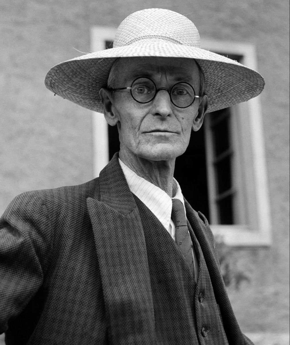 Replicante97's tweet photo. La soledad era fría, es cierto, pero también era tranquila, maravillosamente tranquila y grande, como el tranquilo espacio frío en el que se mueven las estrellas.

— Hermann Hesse https://t.co/U4k26jTyF5