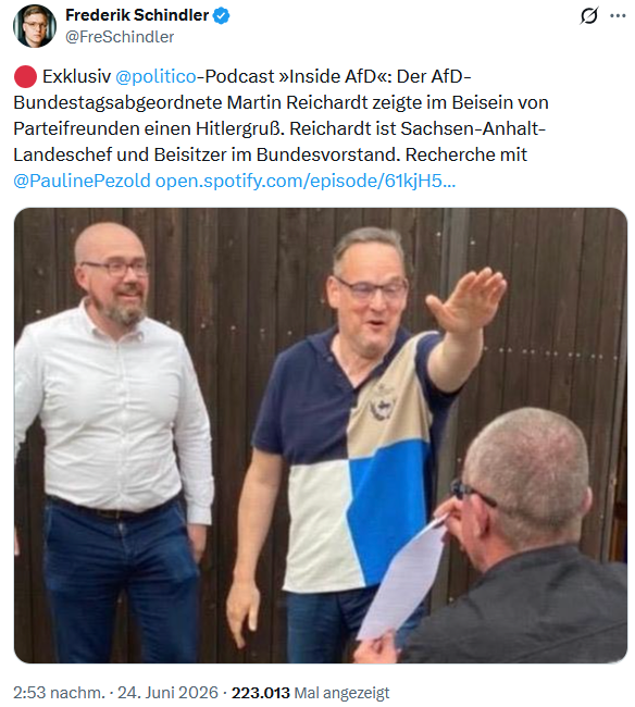 PeterBorbe's tweet photo. So werden Fake News produziert: Frederik Schindler, der "AfD-Experte" der @welt und von "Politico", zeigt hier ganz bewusst nicht das gesamte Bild, aus dem klar hervorgeht, dass es sich um einen lustigen nachgestellten Ritterschlag handelt. Denn er will aus dem Ausschnitt einen angeblichen Hitlergruß konstruieren.
Natürlich geht es nur wieder darum, gezielt einen AfD-Politiker zu diskreditieren. Bei so viel Niedertracht wundert mich, dass er das Bild nicht auch noch gespiegelt hat, damit der vermeintliche "Hitlergruß" dann auch korrekt mit der rechten Hand ausgeführt wird!
Und auch die "Bild" zieht bei dieser Kampagne mit, im Hause Springer hält man nicht viel von journalistischem Anstand.