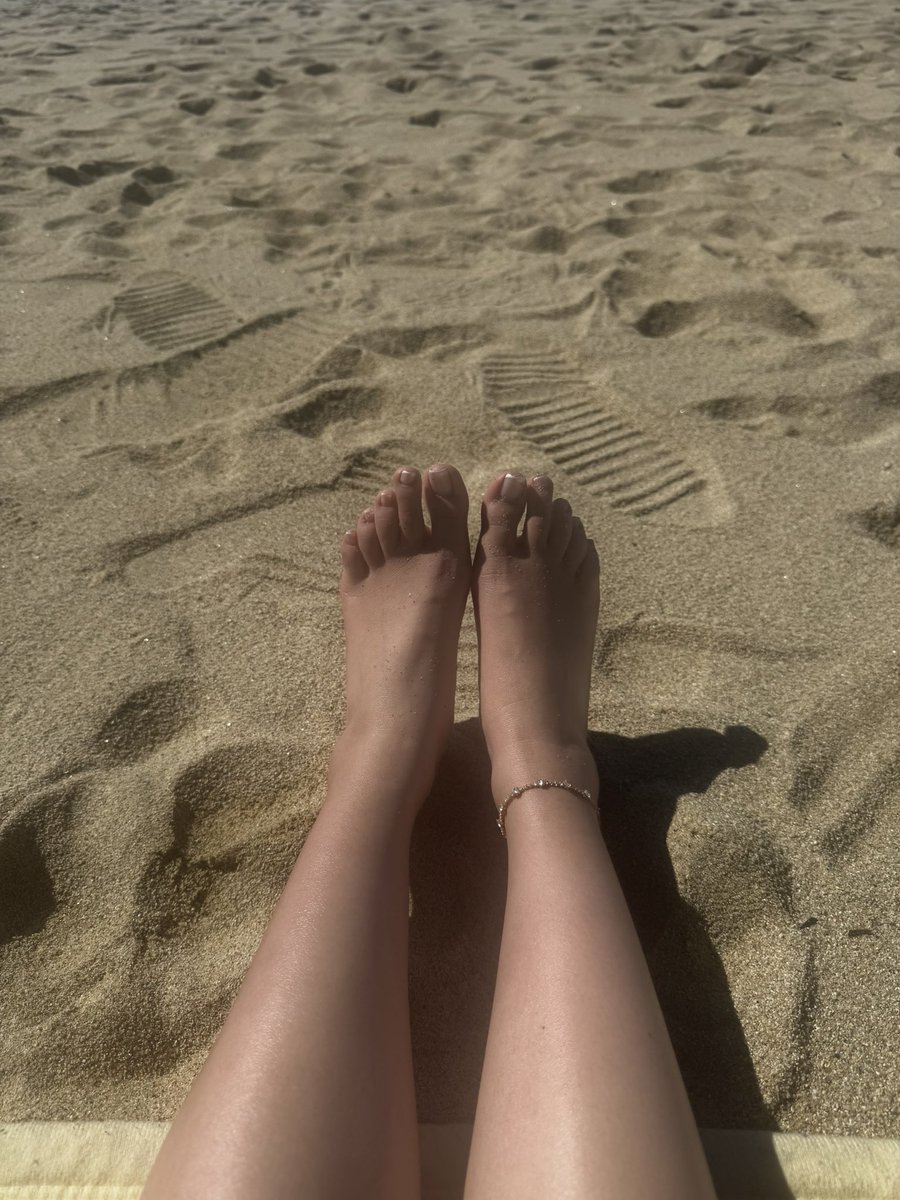 SpoiledLilyy's tweet photo. At the beach getting tan 🦶 https://t.co/RoCbnl4X0T