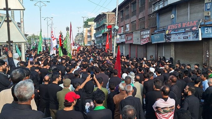 BaseerBhat001's tweet photo. Thousands of mourners participated in the historic 8th Muharram procession in Srinagar, peacefully marching along the traditional Guru Bazar–Dalgate route.   Revived in 2023 after over three decades, the procession reflects deep faith, heritage and the timeless message of Karbala https://t.co/HoeX9zHCtc