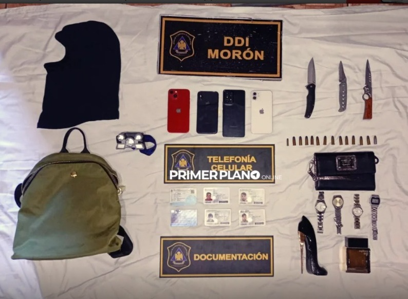 GusDeheza's tweet photo. #Morón: ¿Hasta cuándo vamos a mirar para otro lado?

Desbaratan una banda que operaba en #Moron y #Ituzaingo. Hay detenidos, pero todavía quedan prófugos. Mientras leo la noticia, no puedo evitar la pregunta: ¿serán estos mismos los que hace 10 días le reventaron la vida a mi vieja?

Porque a mi mamá, de 86 años, no le robaron "cosas". Le llevaron los recuerdos de una vida entera. Un juego de cubiertos, sus alianzas, una computadora vieja, un poncho de Salta, una valija. Objetos que para cualquier delincuente no valen nada, pero para ella eran su historia, su construcción, su esfuerzo de décadas.

Entraron forzando una reja, cruzando por la casa del vecino que está en refacciones. Tan impunes son, que hasta dejaron tirado el juego de llaves de la casa lindera. ¿Qué espera la justicia para investigar a fondo a todos los que circulan por las obras? ¿Cuántos más tienen que entrar a las casas para que alguien haga algo en serio?

Mi vieja está físicamente bien, con los moretones curándose, pero psicológicamente destruida. Cuando le mostré las fotos de los detenidos, su respuesta fue un puñal: "Ojalá sean, pero dudo que pueda recuperar mis cosas". Ese es el nivel de resignación al que nos empujaron.

La inseguridad en #Moron y en toda la provincia está en llamas. Hace algunos años, por este mismo medio, contaba cómo me despertaba con un fierro en la cabeza. Mismo municipio, misma provincia, mismo intendente. Los años pasan, los cargos se mantienen, pero la vulnerabilidad de los vecinos solo aumenta.

¿Hasta cuándo vamos a seguir aceptando que nos roben la tranquilidad mientras ellos, los que tienen que cuidar el distrito, miran para otro lado?