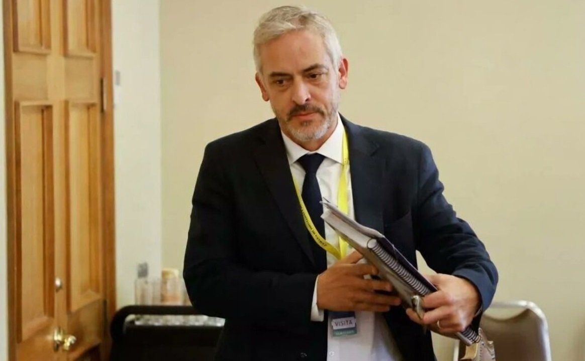 GAMBA_CL's tweet photo. THAYER A LA CÁRCEL: Contraloría confirma que violó la ley para facilitar la llegada masiva de haitianos ilegales https://t.co/ak321Heobn https://t.co/TzIZ1ENRu2