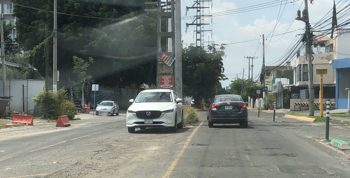 VisionDeAnalco's tweet photo. Ya agarraron los cómodos pero intocables de estacionar… en el centro de la avenida! Se pide atención
@JaliscoVial @ZapopanGob @ZapopanDen @MovilidadZap 
@ZMGTrafico @ColonosCdSol @R_CiudadanosJal https://t.co/oDhRz8vKaf
