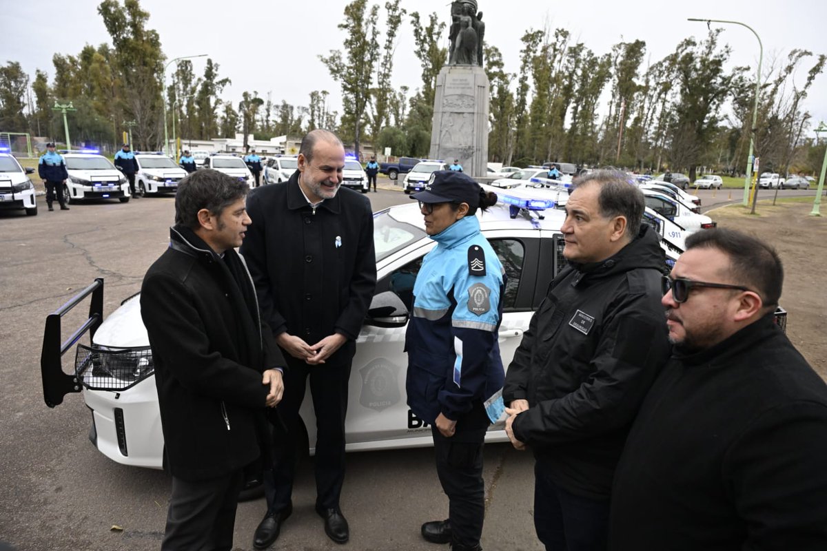 fsusbielles's tweet photo. Más recursos al servicio del cuidado de los bahienses

El gobernador @kicillofok y el ministro @javialonsook equiparon a nuestras fuerzas de seguridad con 17 patrulleros 
para un despliegue más eficiente al momento de proteger a la comunidad. https://t.co/RIQTXszzTQ