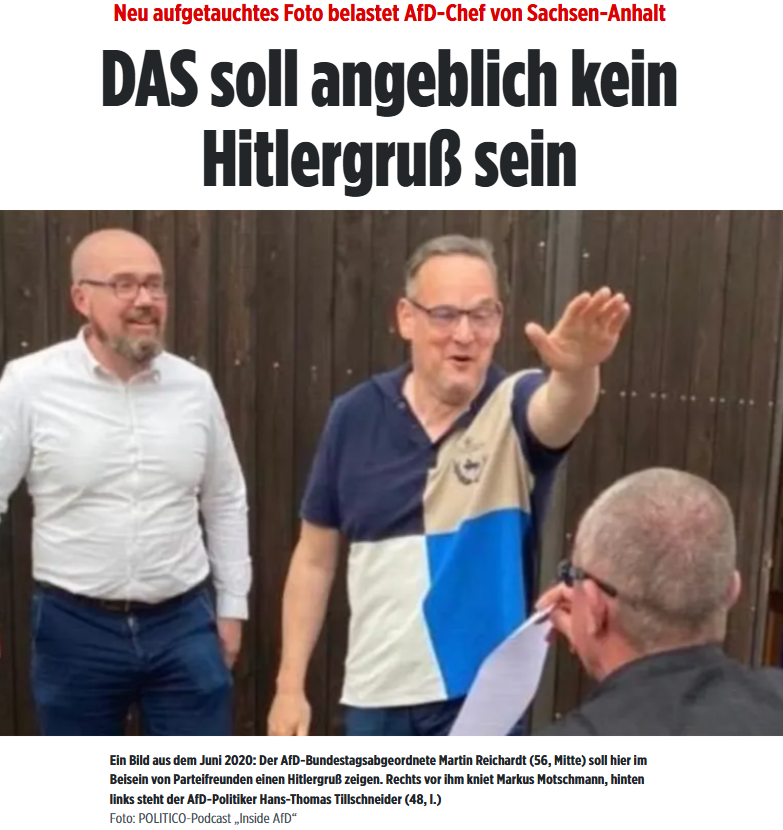 PeterBorbe's tweet photo. So werden Fake News produziert: Frederik Schindler, der "AfD-Experte" der @welt und von "Politico", zeigt hier ganz bewusst nicht das gesamte Bild, aus dem klar hervorgeht, dass es sich um einen lustigen nachgestellten Ritterschlag handelt. Denn er will aus dem Ausschnitt einen angeblichen Hitlergruß konstruieren.
Natürlich geht es nur wieder darum, gezielt einen AfD-Politiker zu diskreditieren. Bei so viel Niedertracht wundert mich, dass er das Bild nicht auch noch gespiegelt hat, damit der vermeintliche "Hitlergruß" dann auch korrekt mit der rechten Hand ausgeführt wird!
Und auch die "Bild" zieht bei dieser Kampagne mit, im Hause Springer hält man nicht viel von journalistischem Anstand.