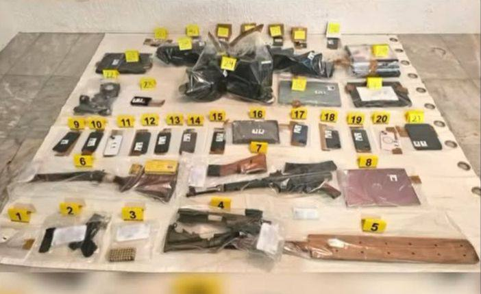 MLopezSanMartin's tweet photo. 🚨 Destapan nuevo caso en torno al ex secretario de Marina de AMLO

Luz del Carmen Ojeda Durán, hermana de Rafael Ojeda, habría prestado una casa al grupo criminal “Chacón Mantilla” en Cancún

En el inmueble se aseguraron drogas, armas largas y explosivos

📷 @jorgegogdl https://t.co/RtYJYaenZk