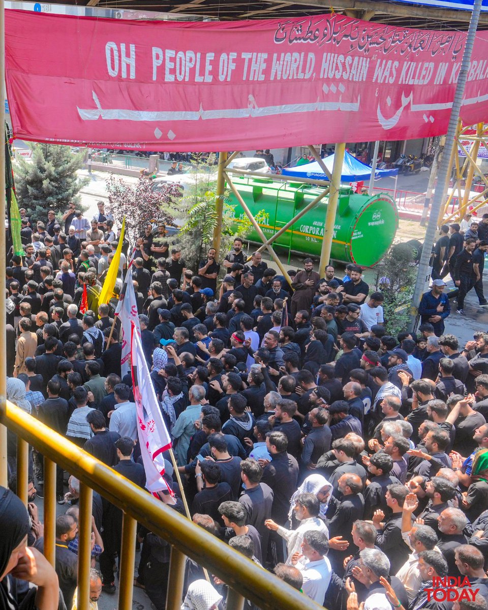 IndiaToday's tweet photo. #InPics | Shia community members participate in a Muharram procession, marking the eighth day of mourning and remembrance.
#Muharram #ShiaCommunity #ImamHussain #ReligiousProcession #ITPhotoblog https://t.co/FlhI6vsdLZ