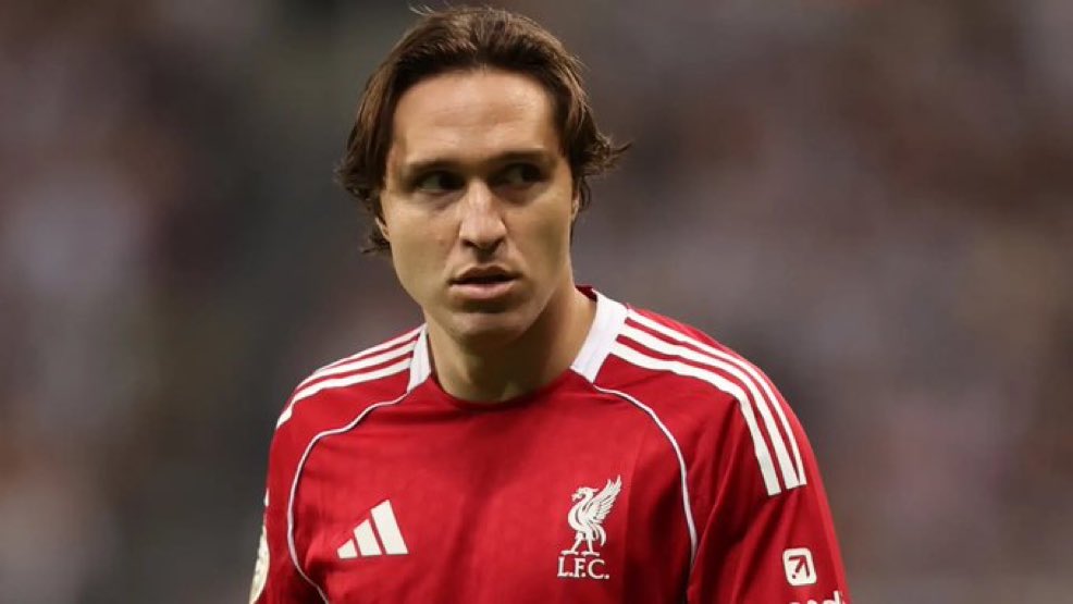 KopFever's tweet photo. ❗️@FabrizioRomano on Chiesa

“At the moment, the decision is to do pre-season with Liverpool under Iraola as he wants to prove himself with the new manager. 

A transfer is not an immediate operation, but a long-term one over the course of the summer.” https://t.co/AaXhdvKZtO