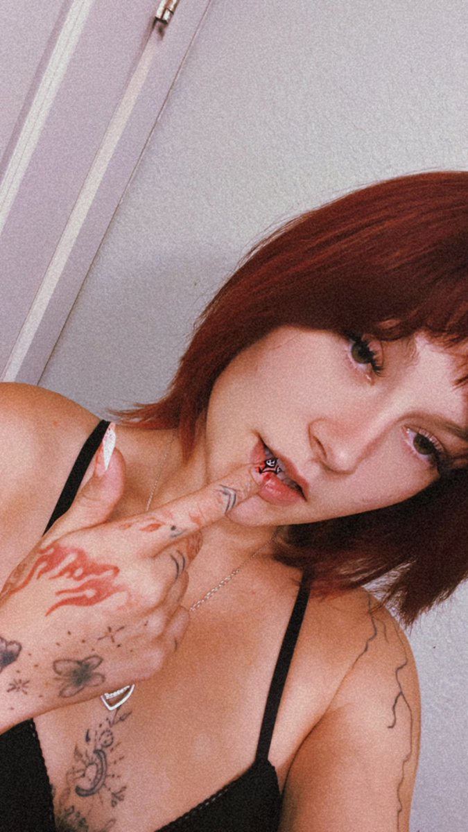 Avaxjic's tweet photo. I’m not goth enough for sum I’m not “girly” enough for others so what am I 

#goth #emo #basic #alt #sleeptoken #diggygraves #footfetısh https://t.co/r3AHW8AoNh