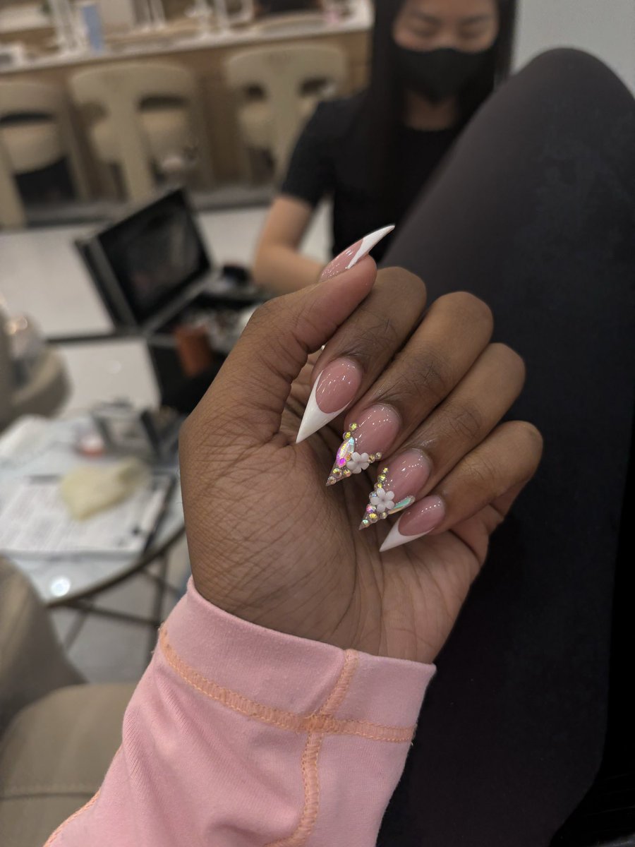Lifeeofkeke's tweet photo. look at how pretty my nails are😍😍😍#NAILSINC #baddie #LuxuryLiving #🔞 #collegelife https://t.co/wRPcdflhy9