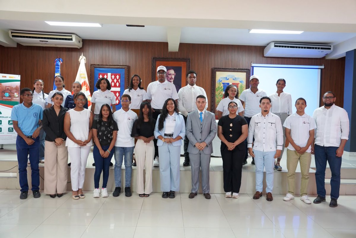 fedomurd's tweet photo. La juventud se viste de gala en el municipio de El Seibo 🇩🇴
Fedomu, junto a ASAD y la Cooperación Española (Aecid), realizó la Juramentación del Ayuntamiento Juvenil e Infantil en El Seibo — un acto que reconoce el poder de la participación ciudadana desde la niñez y la juventud. https://t.co/uNv2fTzGQb