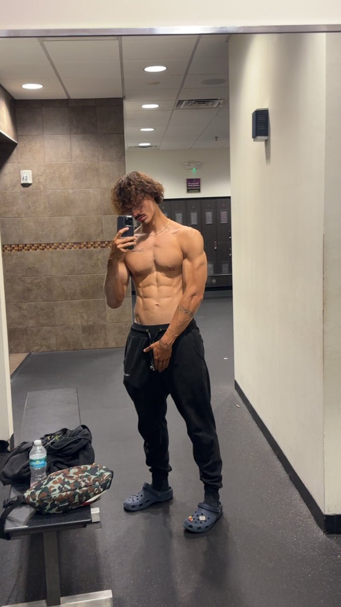 justindatee's tweet photo. abs or biceps? https://t.co/KYaPS8mYlV