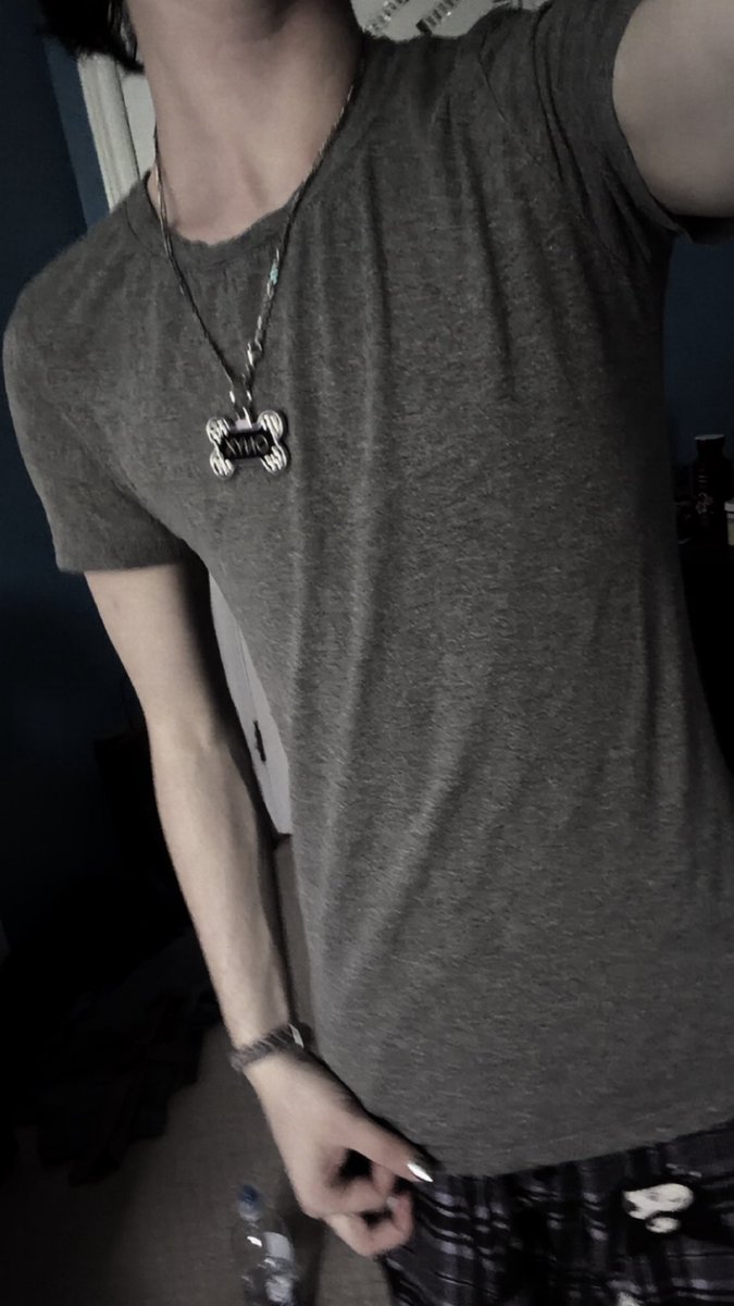 onyxsjournal's tweet photo. //bodycheck 
my arms look kinda thin (also i love how this shirt fits) 
#edtwt #edrtwt #shedtwt #bodycheck https://t.co/rPLqI1vm65